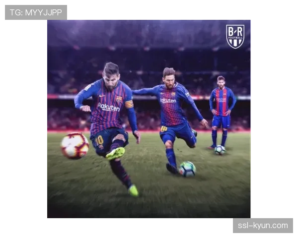 特写瞬间：门兴老将诺伊豪斯被替换下场，接受主场球迷起立鼓掌。