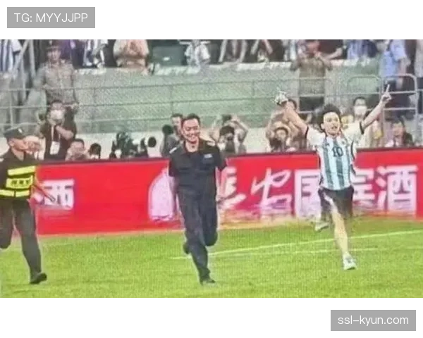 场边瞬间:球迷冲入场内导致比赛中断一分钟,已被安保人员带离 场边瞬间:球迷冲入场内导致比赛中断一分钟,已被安保人员带离